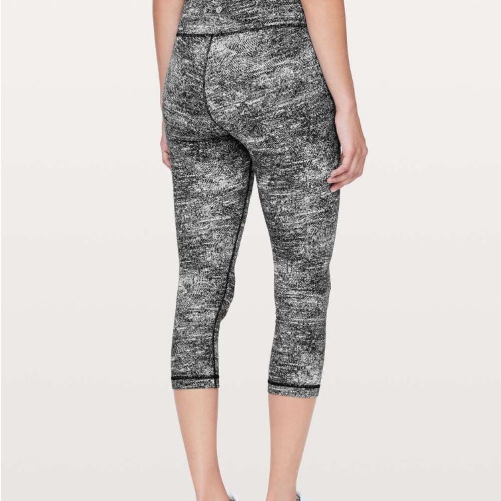 Lululemon Wunder Under Crop (Hi-Rise) *21" Rush Jacquard Black White size 6